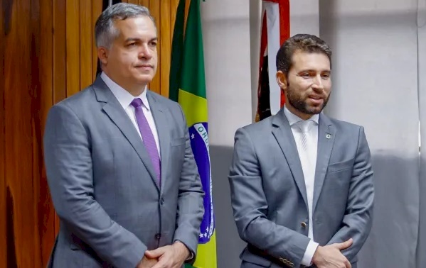 Deputado estadual Michel Henrique (Republicanos) em reunião com residente do TRT-13 