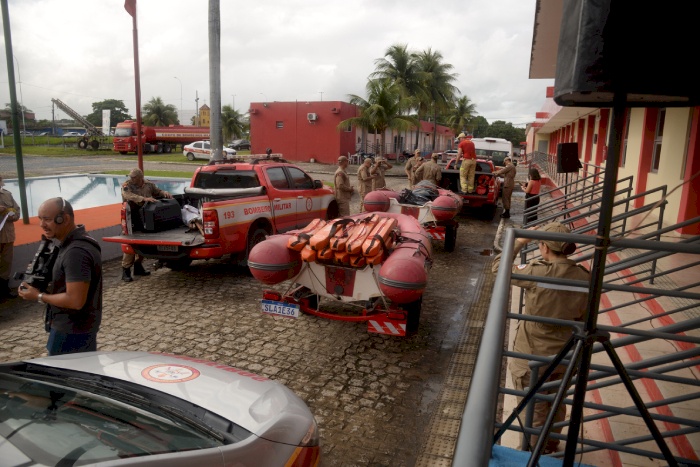 Bombeiros militares e equipamentos para auxiliar no resgate