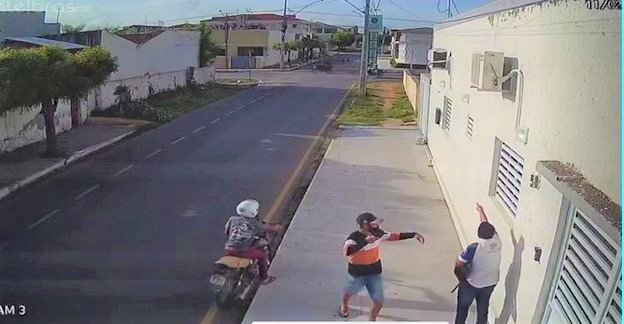 Circuito de segurança revela momento que vendedor é alvejado a bala em Sousa durante assalto 