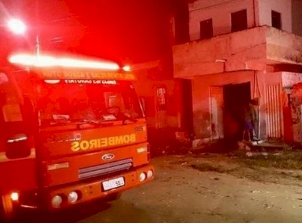 Corpo de Bombeiros debelando chamas em residência na cidade de Princesa Isabel