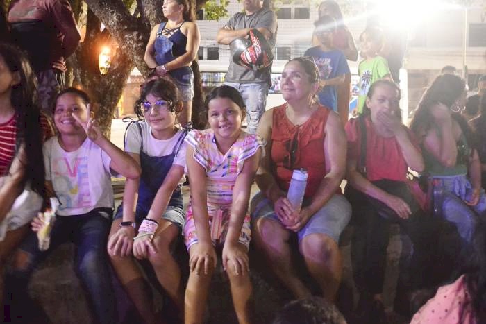 Crianças se divertem e dançam na apresentação de Michael Jackson Cover