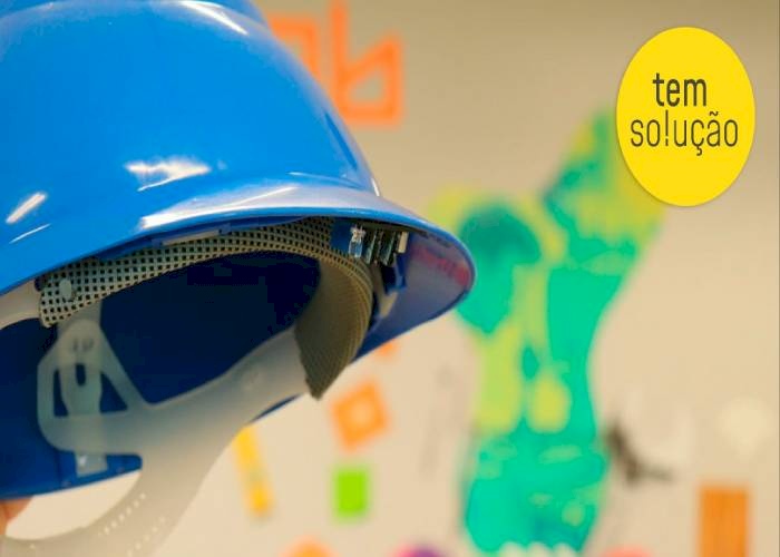 O aparelho, acoplado a um capacete, converte os sons do ambiente em estímulos visuais ou vibratórios
