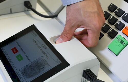 Dentro do Brasil, os eleitores podem votar em trânsito nas capitais e nos municípios com eleitorado superior a 100 mil pessoas