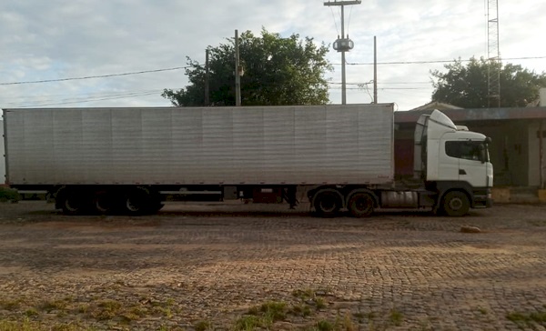 Carreta de calçados sem documentação fiscal
