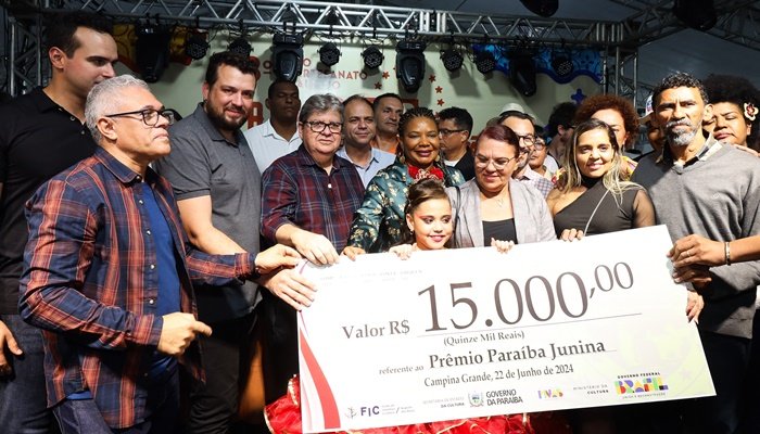 João Azevêdo destina investimentos para a cultura e prestigia  São João de Campina Grande ao lado da ministra Margareth Menezes