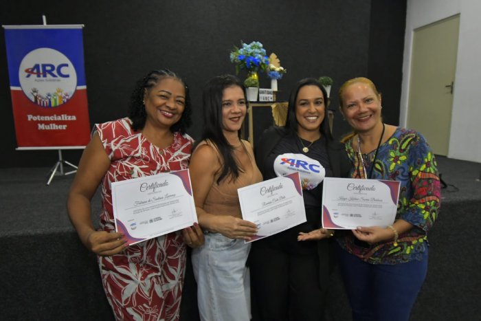 Entrega certificados de cursos profissionalizantes