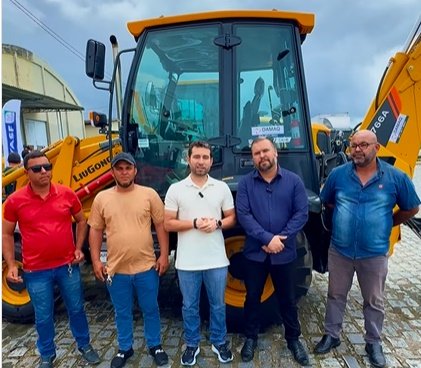 Deputado estadual Michel Henrique (Republicanos), entregando retroescavadeira em Camalaú 