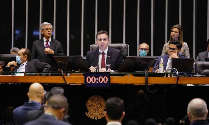 PEC que perdoa multas e cotas raciais de partidos