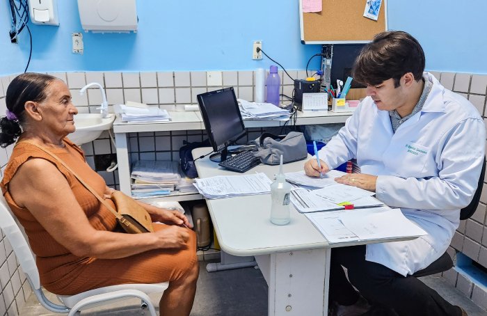 Procedimento vascular com aplicação de espumas para tratamento de varizes