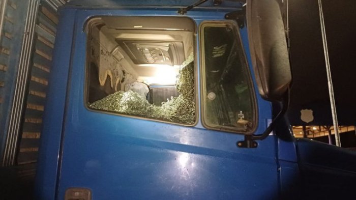 Prisão de homens suspeitos de lançar paralelepípedo para assaltar caminhoneiro