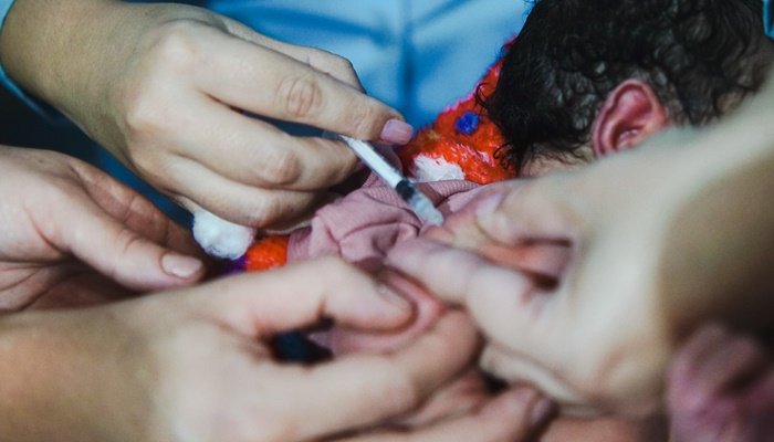 Hospital Regional de Queimadas adota teste do coraçãozinho e vacinação à beira leito para bebês recém-nascidos