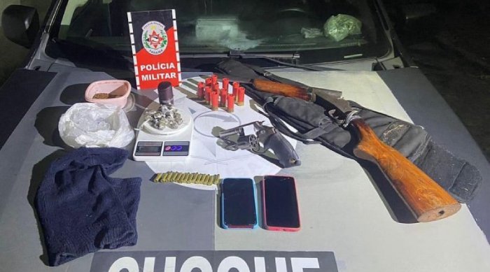 Prisão de suspeitos portando armas e drogas em Mulungu