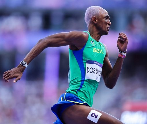 Alison dos Santos e Matheus Lima vão à semi dos 400m