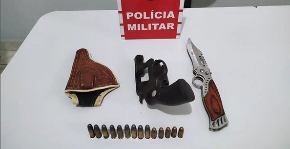 Arma de fogo e punhal apreendidos em ação da Polícia Militar