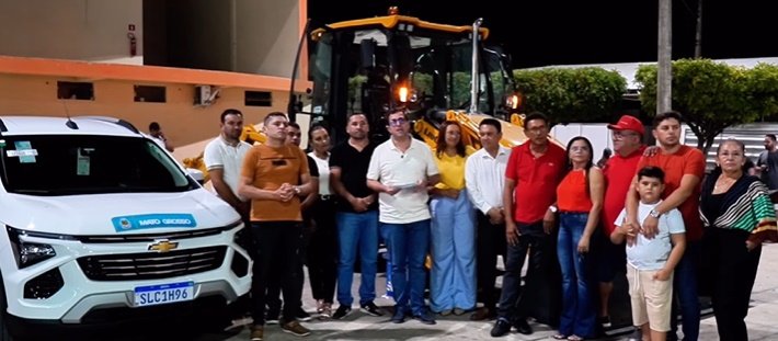 Retroescavadeira entregue pelo deputado Gervásio Maia ao município de Mato Grosso 