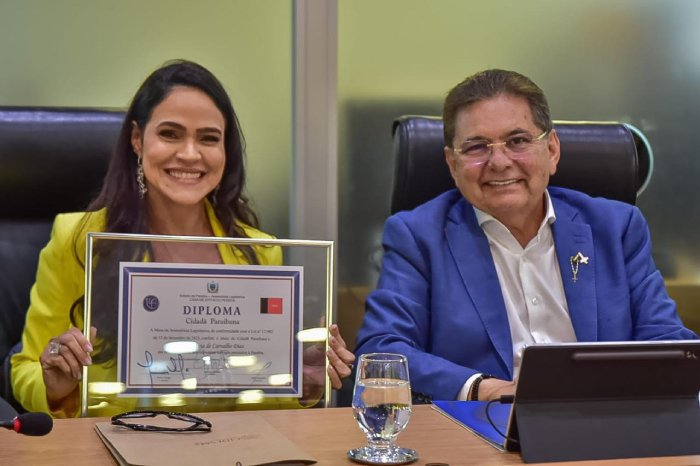 Cidadania paraibana à juíza Ana Flávia de Carvalho Dias