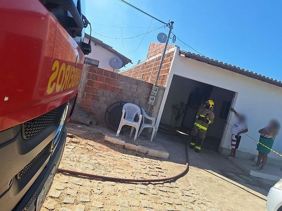 Incêndio em residência no bairro Mutirão na cidade de Sousa
