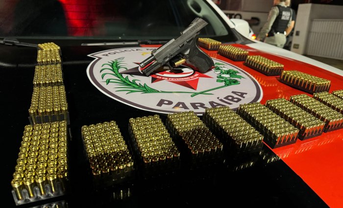 Prisão de homem com moto roubada, arma de fogo e 900 munições