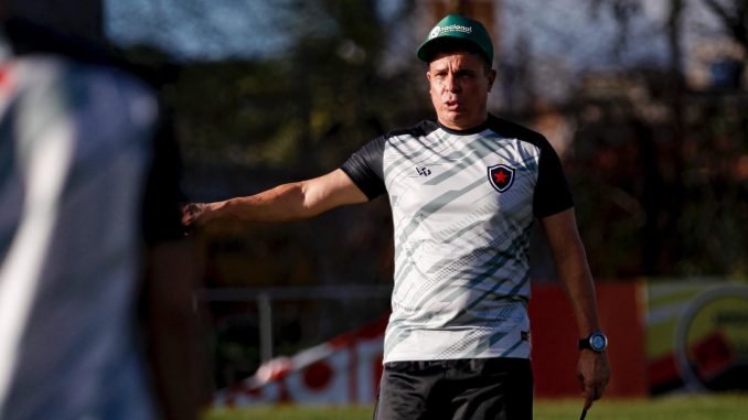 Técnico Evaristo Piza, do Botafogo-PB