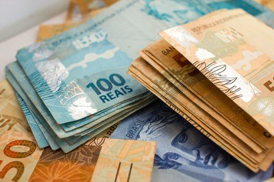 Dinheiro (cédulas de 100 e 50 reais)