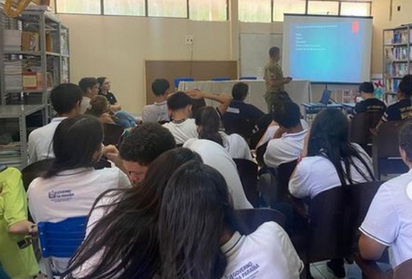 Palestra sobre prevenção às drogas na Escola Estevam Marinho