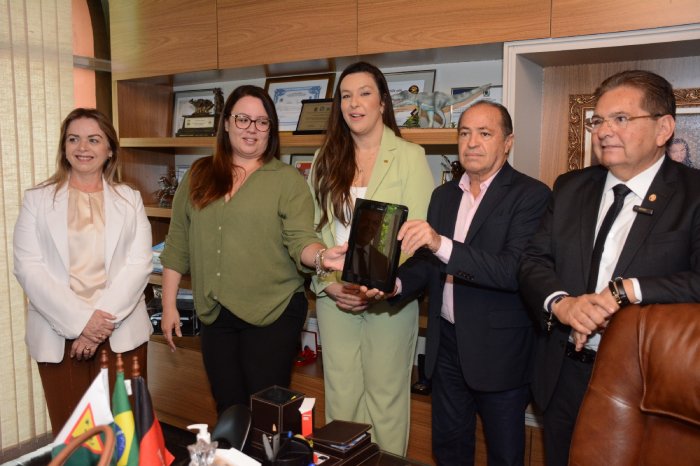 Entrega de tablets para capacitação de detentos
