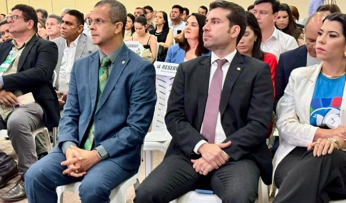 Jutay Meneses durante cerimônia de Premiação dos Selos e Comendas Município Sustentável 