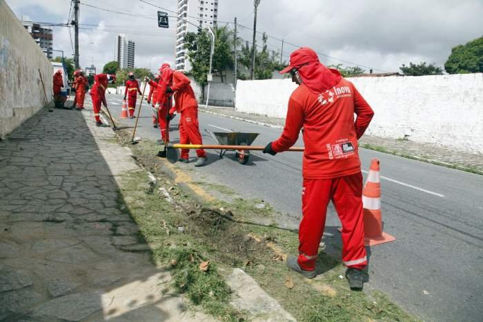 Agentes da Autarquia Especial Municipal de Limpeza Urbana (Emlur)