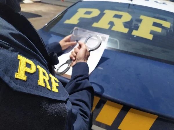 Prisão de foragido da Justiça por tráfico de drogas e detenção de jovem por dirigir drogado