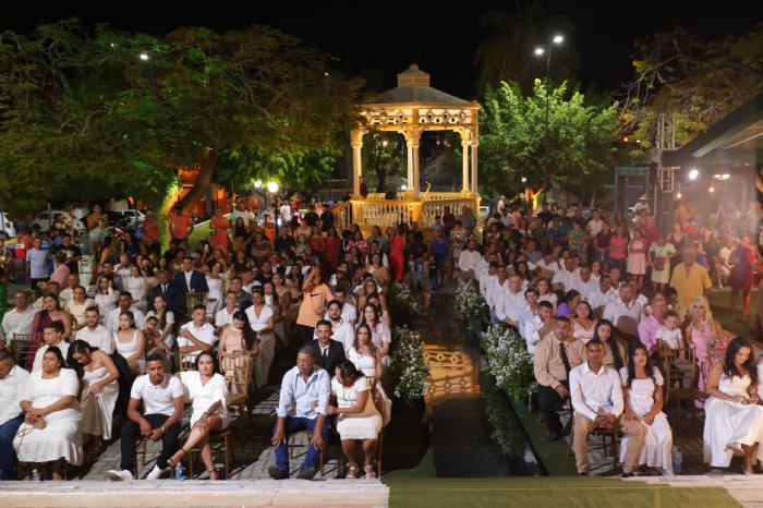 Casamento de 51 casais na praça da Igreja Matriz