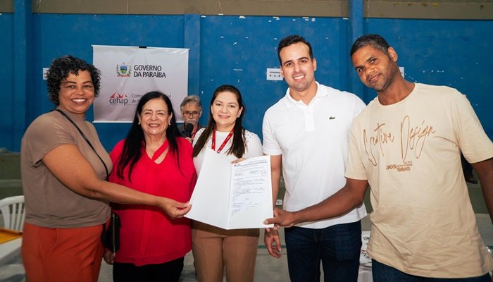 Vice-governador entrega escrituras de casas a 130 famílias em Campina Grande