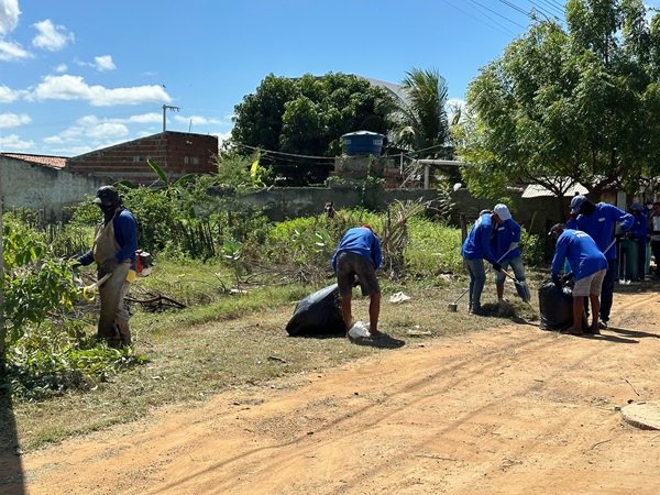Agentes da Autarquia Especial Municipal de Limpeza Urbana (Emlur)