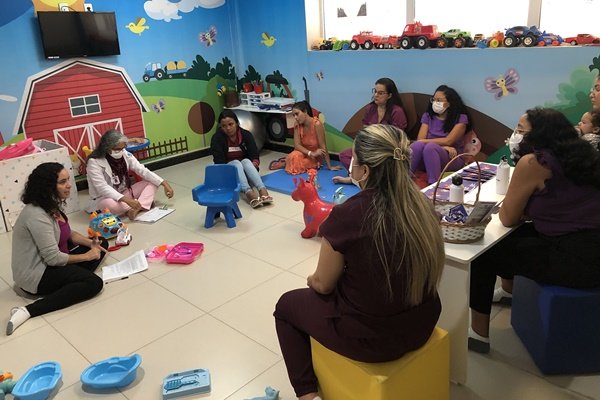 Hospital Metropolitano realiza roda de diálogos com pacientes e acompanhantes sobre violência contra a mulher