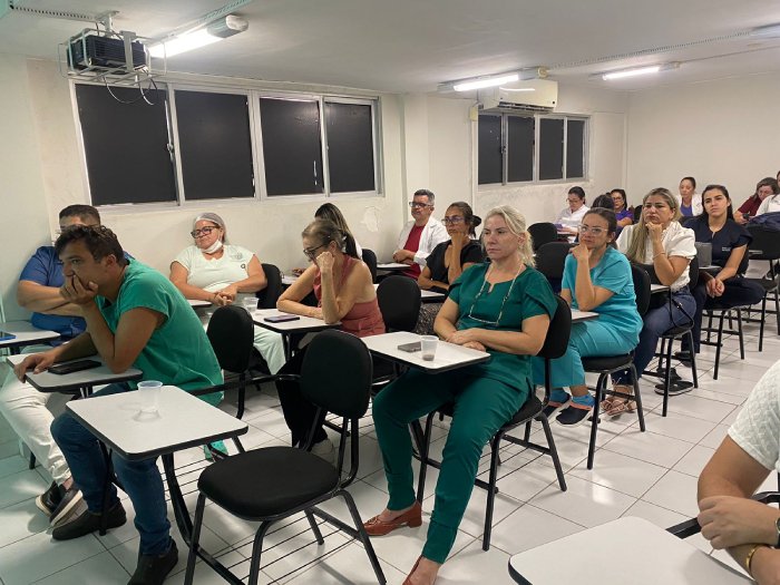 Treinamento sobre eletrocardiograma para equipe de enfermagem