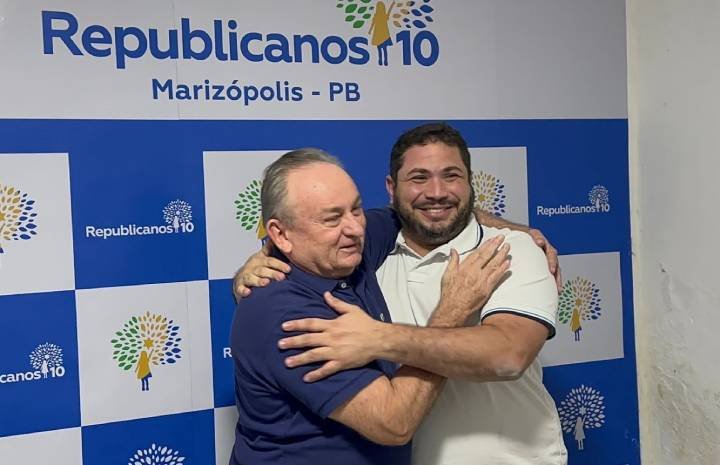 Zé de Pedrinho abraça Júnior do Peixe