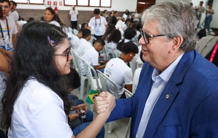 João Azevêdo acompanha pré-embarque de alunos para o Reino Unido