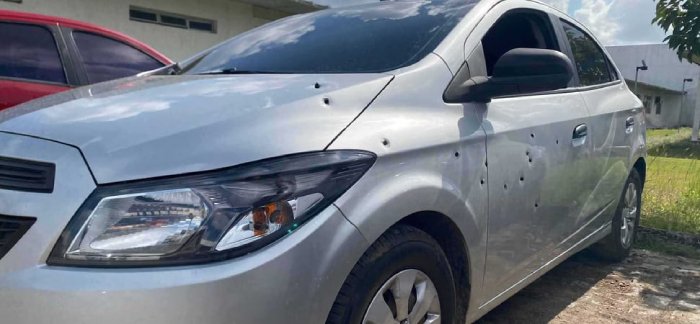 Carro metralhado com cerca de 20 tiros