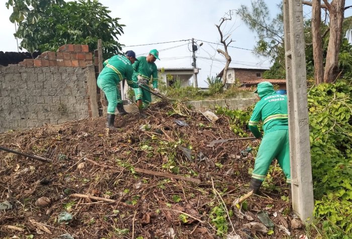 Agentes da Autarquia Especial Municipal de Limpeza Urbana (Emlur)