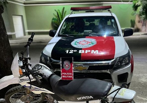 Apreensão de motocicleta com restrição de roubo/furto, no Sertão