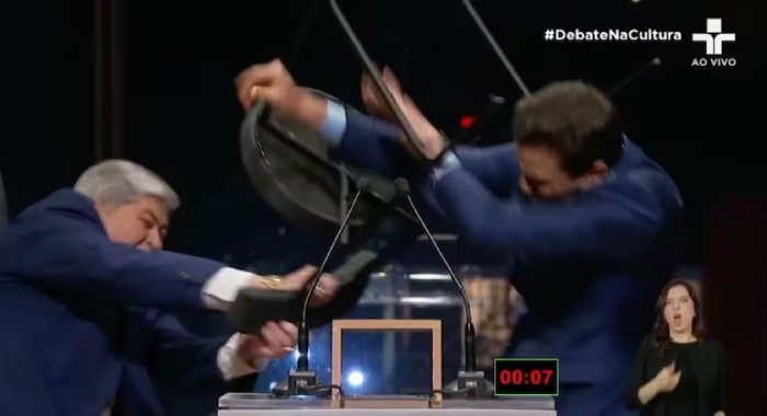 Datena aplica cadeirada em Marçal