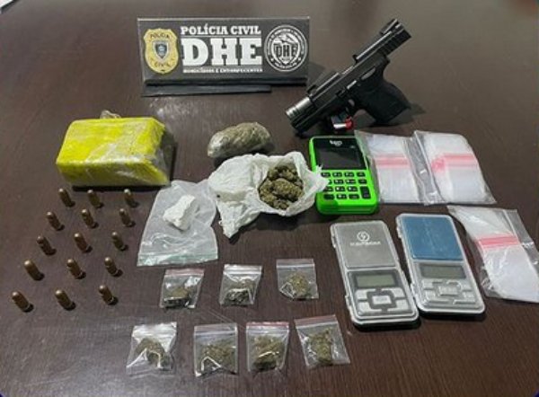 Arma, munições e drogas apreendidas em ação da DHE, na cidade de Patos