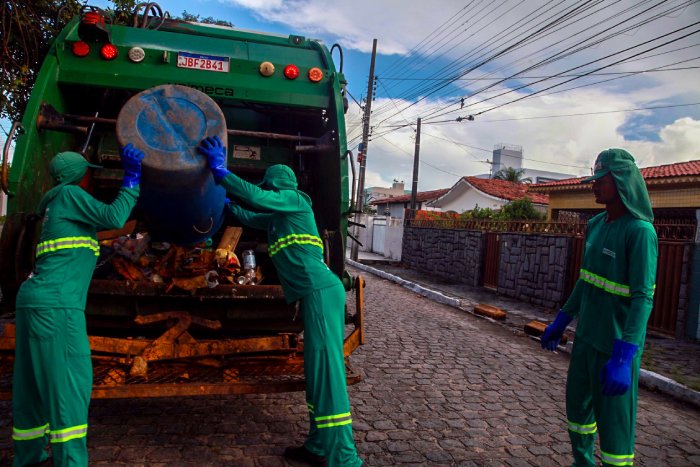 Agentes da Autarquia Especial Municipal de Limpeza Urbana (Emlur)