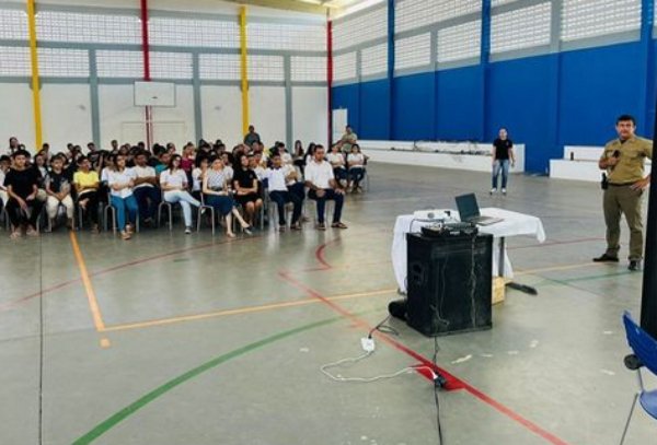 Palestra sobre violência e segurança em escola na cidade de Lastro