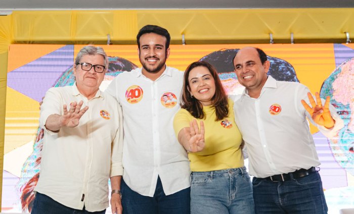 João Azevêdo ao lado de Pollyanna e Pedro Feitosa em Pombal