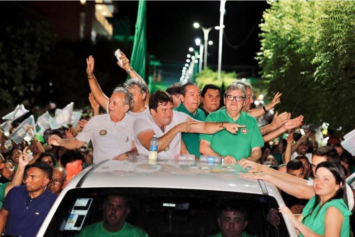Helder Carvalho ao lado do Governador, João Azevedo