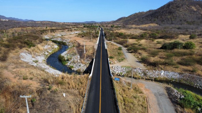 Obras rodoviárias no Sertão