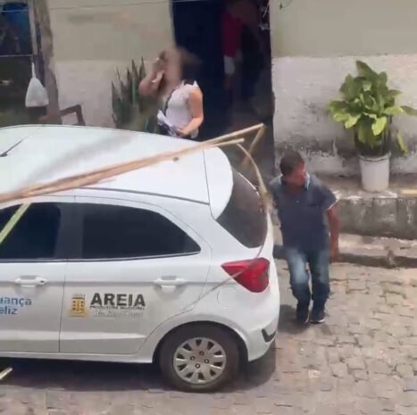Veículos apreendidos após distribuição irregular de cestas básicas a eleitores