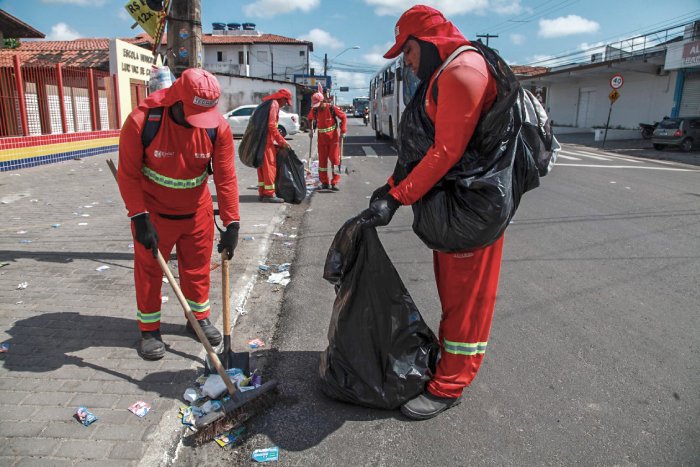 Materiais de campanha eleitoral descartados irregularmente nas ruas