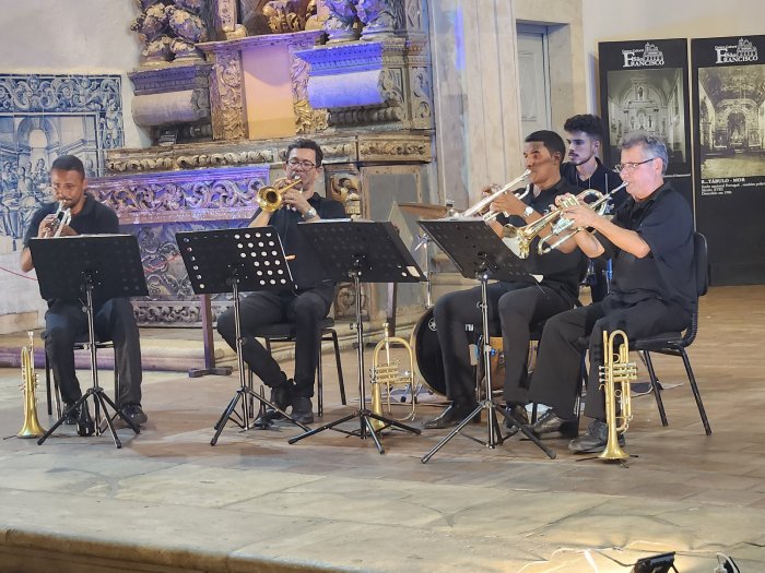 Canto lírico, jazz, blues, clássicos da música brasileira e internacional