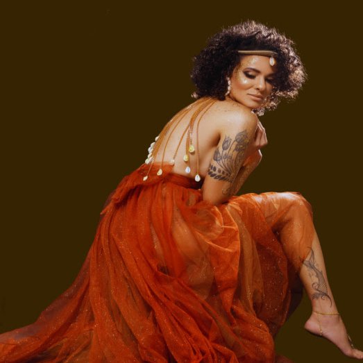 Entrevista com a cantora e compositora Helô Uehara